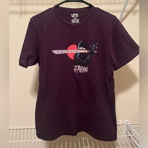 Uniqlo UT Graphic T-Shirt in Dark Purple. Size M